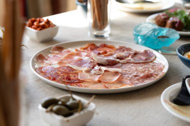 Et ve jambon, sağlıklı yiyecekler, antipasti Avrupa tarzı büfe, öğle yemeği mutfağı.