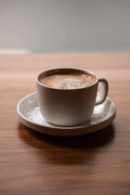 Kafede kahve fincanı, cappuccino latte içeceği.