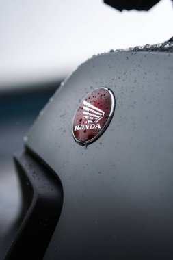 Honda motosiklet logosu bir yakıt deposunun amblemi.