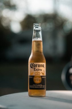Bir şişe bira, Corona birası, alkollü içecek.