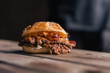 Peynirli sığır burger ve susamlı çörek, gurme hamburger, fast food ve paket servis.