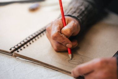 Kalemle sanatçı çizimi