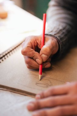 Kalemle sanatçı çizimi