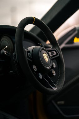 Porsche 911 Dahili spor araba gösterge paneli ve direksiyon
