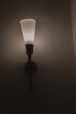 Arka planda eski bir lamba