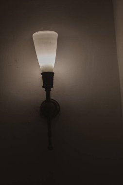 Siyah duvardaki eski lamba