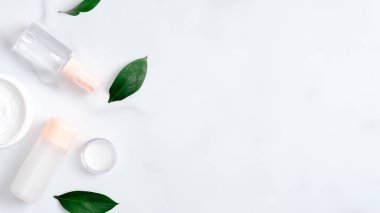 Minimalist beyaz ve pembe şişe kozmetik çizgisi arka plan tasarımı