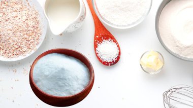 Taze beyaz şeker, kabartma tozu ve öğütülmüş mutfak eşyaları arka plan tasarımı