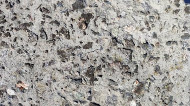 Gömülü çakıl taşlarıyla gri beton, tasarım, dekor ve duvar kağıdı için doğal soyut bir arka plan dokusu