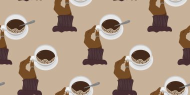 Koyu tenli bir el, kahve için açık bej bir arka planda kahve bardağı ve yaşam tarzı markaları tutarken mükemmel bir kahve zamanı.