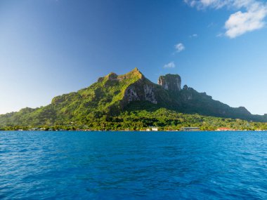 Bora Bora 'daki su bungalovları üzerinde 