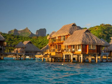 Bora Bora 'daki su bungalovları üzerinde 