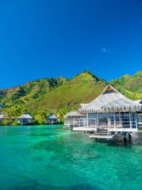 Moorea 'daki su bungalovları üzerinde, Fransız Polinezyası