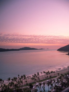 Hamilton Adası 'nda güneş doğarken otelin balkonundan görüntü.
