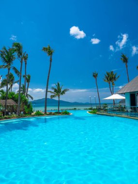 Hamilton Adası 'ndaki yüzme havuzunun manzarası WhitSunday, Queensland Avustralya' daki Catseye Sahili 'ne bakıyor.