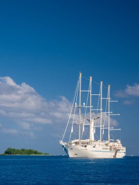 Bora Bora 'nın mavi sularında demirli Windstar yelkenlisi