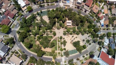 Vista rea de parque urbanos on las Condes, Santiago de Chile. Resalta la precisin del diseo y construccin del parque al que visitan muchas personas de la comuna.