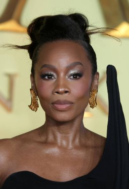 Anika Noni Rose, İngiltere 'nin başkenti Londra' da 11 Aralık 2024 tarihinde Cineworld Leicester Meydanı 'nda düzenlenen Mufasa The Lion King UK galasına katılır..