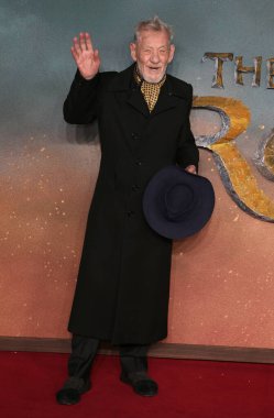 Sir Ian McKellen, Yüzüklerin Efendisi Rohirrim Savaşı 'nın dünya prömiyerine 3 Aralık 2024' te Londra, İngiltere 'de Odeon Luxe Leicester Meydanı' nda katıldı..