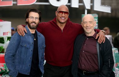 Chris Evans, Dwayne Johnson ve J. K. Simmons, Londra, İngiltere 'de bulunan Potters Fields Park' taki Red One fotoğraf çekimine katıldılar..