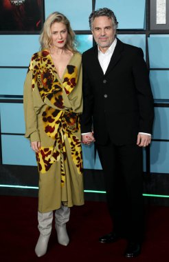 Sunrise Coigney ve Mark Ruffalo, 13 Şubat 2025 'te İngiltere' nin başkenti Londra 'da Sinema Dünyası Leicester Meydanı' nda Mickey 17..