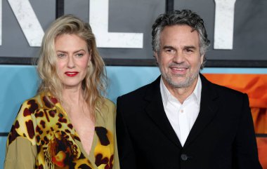 Sunrise Coigney ve Mark Ruffalo, 13 Şubat 2025 'te İngiltere' nin başkenti Londra 'da Sinema Dünyası Leicester Meydanı' nda Mickey 17..