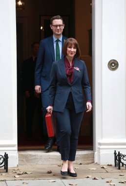 İngiltere Maliye Bakanı Rachel Reeves, 30 Ekim 2024 'te Londra, İngiltere' de parlamentoya bütçesini sunmadan önce 11 Downing Street dışındaki fotoğraflar için poz verdi..