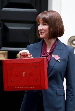 İngiltere Maliye Bakanı Rachel Reeves, 30 Ekim 2024 'te Londra, İngiltere' de parlamentoya bütçesini sunmadan önce 11 Downing Street dışındaki fotoğraflar için poz verdi..