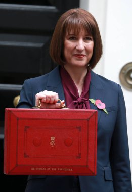 İngiltere Maliye Bakanı Rachel Reeves, 30 Ekim 2024 'te Londra, İngiltere' de parlamentoya bütçesini sunmadan önce 11 Downing Street dışındaki fotoğraflar için poz verdi..