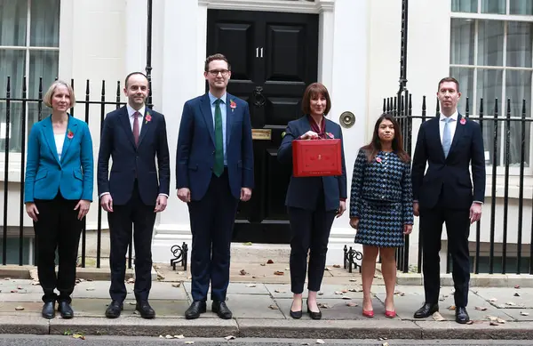 İngiltere Maliye Bakanı Rachel Reeves, 30 Ekim 2024 'te Londra, İngiltere' de parlamentoya bütçesini sunmadan önce 11 Downing Street dışındaki fotoğraflar için poz verdi..