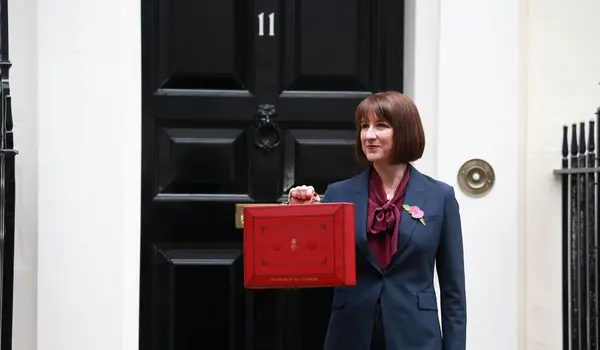 İngiltere Maliye Bakanı Rachel Reeves, 30 Ekim 2024 'te Londra, İngiltere' de parlamentoya bütçesini sunmadan önce 11 Downing Street dışındaki fotoğraflar için poz verdi..