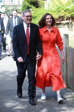 Keir Starmer, İşçi Partisi lideri ve eşi Victoria Starmer, 4 Temmuz 2024 'te Londra, İngiltere' de yapılacak genel seçimlerde oy kullanmak için geldiler..