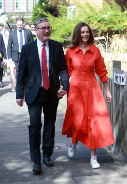 Keir Starmer, İşçi Partisi lideri ve eşi Victoria Starmer, 4 Temmuz 2024 'te Londra, İngiltere' de yapılacak genel seçimlerde oy kullanmak için geldiler..