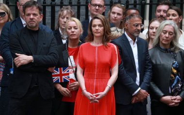 Victoria Starmer, Sir Keir Starmer 'ın eşi ve destekçileriyle birlikte 5 Temmuz 2024' te Londra, İngiltere 'de Downing Caddesi 10 numarada poz veriyor..