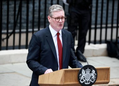İşçi Partisi lideri ve yeni Başbakan Sir Keir Starmer, İngiltere 'nin başkenti Londra' da 5 Temmuz 2024 'te Downing Caddesi 10 numaraya girerken basına konuştu..