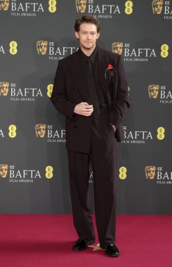 Joe Alwyn, İngiltere 'nin Londra şehrinde 16 Şubat 2025' te The Royal Festival Hall 'da 2025 BAFTA Film Ödülleri' ne katılır..