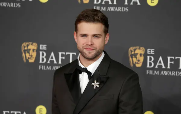 Leo Woodall, İngiltere, Londra 'da 16 Şubat 2025 tarihinde kraliyet festival salonunda 2025 bafta film ödüllerine katılır.. 