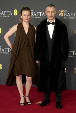Emma Wall ve Jeremy Strong, İngiltere 'nin başkenti Londra' da 16 Şubat 2025 tarihinde Royal Festival Hall 'da verilen 2025 BAFTA film ödüllerine katıldılar..