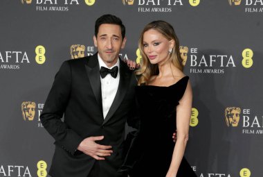 Adrien Brody ve Georgina Chapman, İngiltere 'nin başkenti Londra' da 16 Şubat 2025 tarihinde Royal Festival Hall 'da verilen 2025 BAFTA film ödüllerine katıldılar..