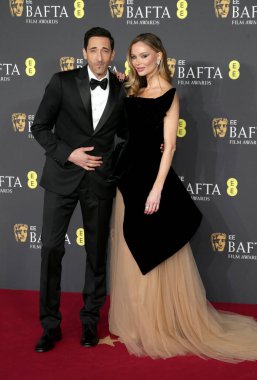 Adrien Brody ve Georgina Chapman, İngiltere 'nin başkenti Londra' da 16 Şubat 2025 tarihinde Royal Festival Hall 'da verilen 2025 BAFTA film ödüllerine katıldılar..