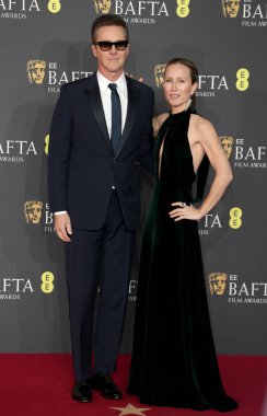 Edward Norton ve Shauna Roberts, İngiltere 'nin başkenti Londra' da 16 Şubat 2025 tarihinde Royal Festival Hall 'da 2025 BAFTA film ödüllerine katıldılar..