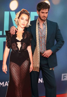 Andrew Garfield, 17 Ekim 2024 'te Londra' daki Royal Festival Hall 'da düzenlenen 68. BFI Londra Film Festivali' nde Florence Pugh 'ın karton maketi ile poz veriyor..