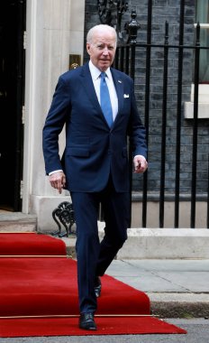 ABD Başkanı Joe Biden, İngiltere Başbakanı Rishi Sunak ile 10 Temmuz 2023 'te İngiltere' nin başkenti Londra 'da yaptığı görüşme sonrasında Downing Street' ten ayrıldı..