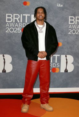 Nemzzz, Londra Kıtalararası Otel O2 'deki BRIT Ödülleri 2025' e 01 Mart 2025 'te Londra, İngiltere' de katılmıştır..