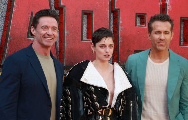 Hugh Jackman, Emma Corrin ve Ryan Reynolds 11 Temmuz 2024 'te Londra, İngiltere' deki Eventim Apollo 'da düzenlenen Deadpool Wolverine UK hayran etkinliğine katıldılar.. 