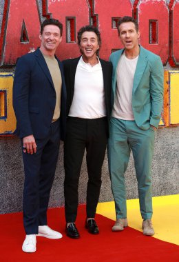 Hugh Jackman, yönetmen Shawn Levy ve Ryan Reynolds 11 Temmuz 2024 'te Londra, İngiltere' deki Eventim Apollo 'da düzenlenen Deadpool Wolverine UK hayran etkinliğine katıldılar.. 
