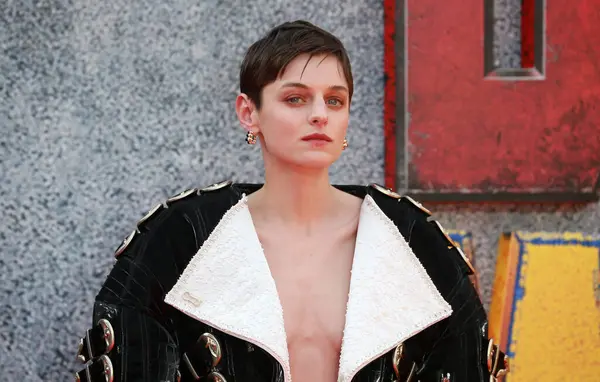 Emma Corrin, 11 Temmuz 2024 'te Londra, İngiltere' deki Eventim Apollo 'da gerçekleşen Deadpool Wolverine UK hayran etkinliğine katılır.. 