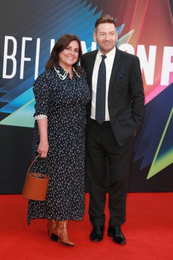 Kenneth Branagh ve Lindsay Brunnock 12 Ekim 2021 'de İngiltere' nin başkenti Londra 'da düzenlenen The Royal Festival Hall' da düzenlenen 65. BFI Londra Film Festivali sırasında Belfast Avrupa Prömiyeri 'ne katıldılar..  