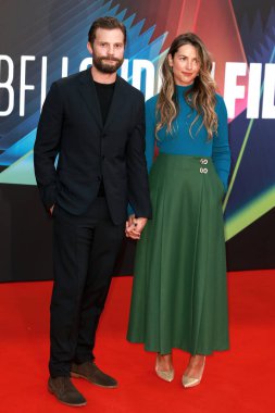 Jamie Dornan ve Amelia Warner, 12 Ekim 2021 'de İngiltere' nin başkenti Londra 'da düzenlenen The Royal Festival Hall' da düzenlenen 65..  