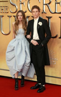 Eddie Redmayne ve Hannah Bagshawe, Dumbledore 'un Sırları filminin 29 Mart 2022' de Londra 'daki The Royal Festival Hall' daki ilk gösterimine katıldılar..